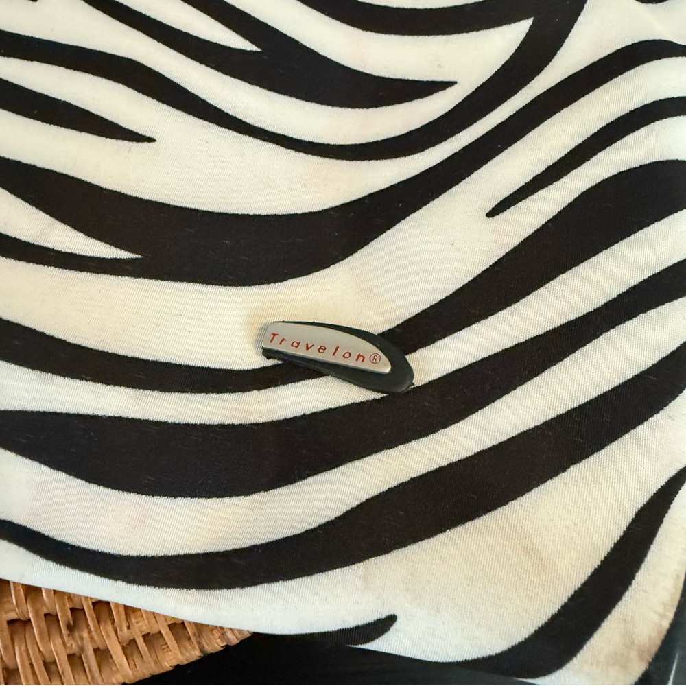 Travelon Stylish Black and White Zebra Print Women's Bag - Picture 4 of 10